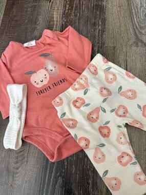 Petite Lem Peach Graphic Baby Bodysuit & Peach Print Leggings Set - Peach